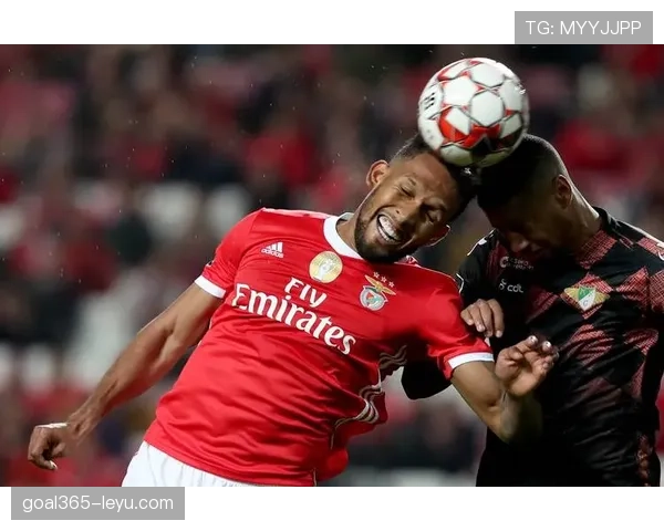 里斯本竞技大幅轮换阵容,状态回暖备战关键战引球迷热议 里斯本竞技大幅轮换阵容,状态回暖备战关键战引球迷热议