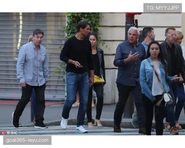 纳达尔上场像斗士，街拍像度假富翁——看他那只行李袋我瞬间破防