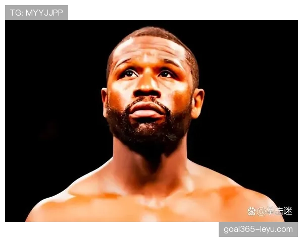 弗洛伊德·梅威瑟晒照只露手腕和一摞现金，细节像故意炫富的电影镜头